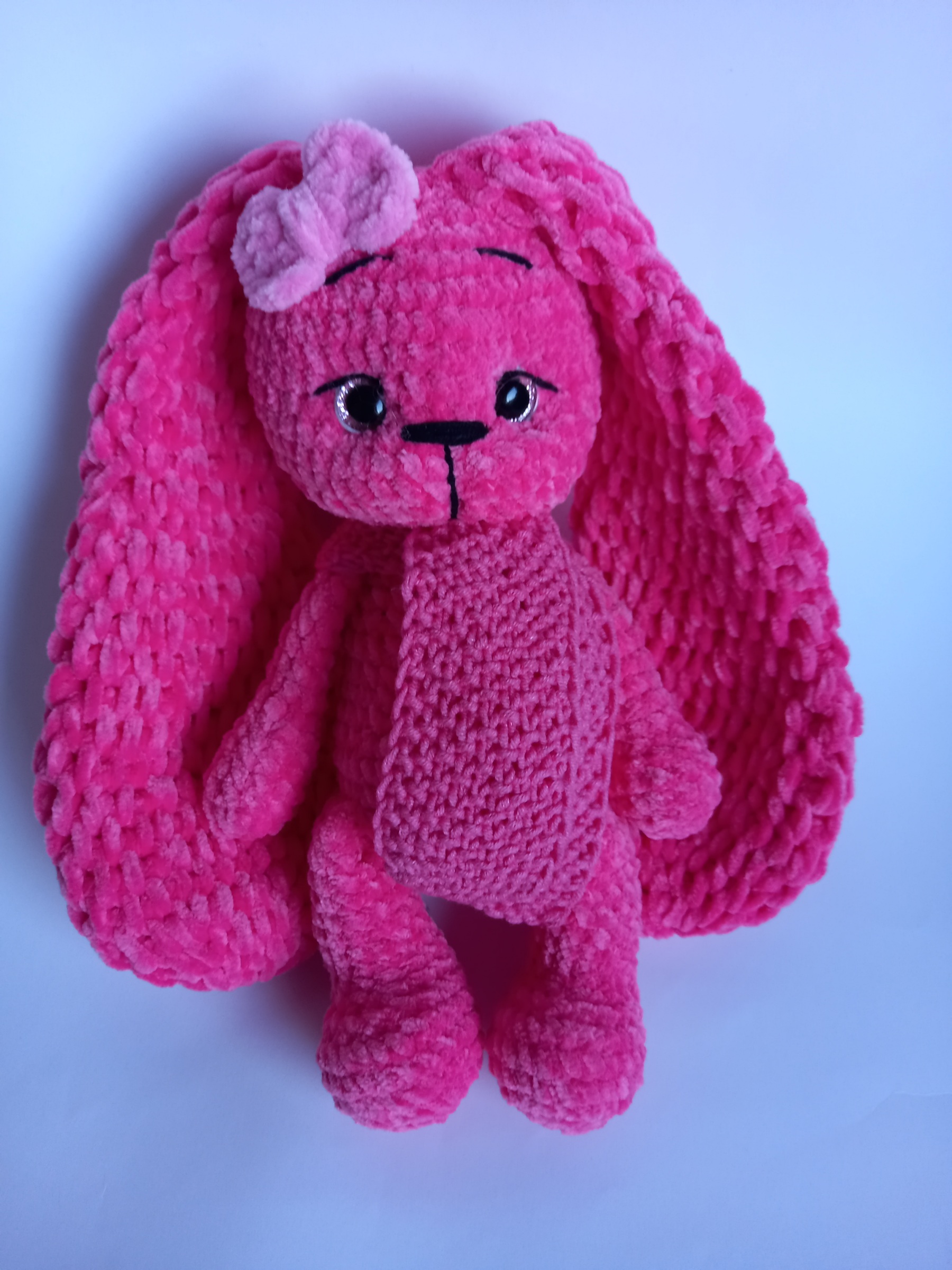 Rankų darbo nertas žaislas Rožinė kiškutė su šalikėliu