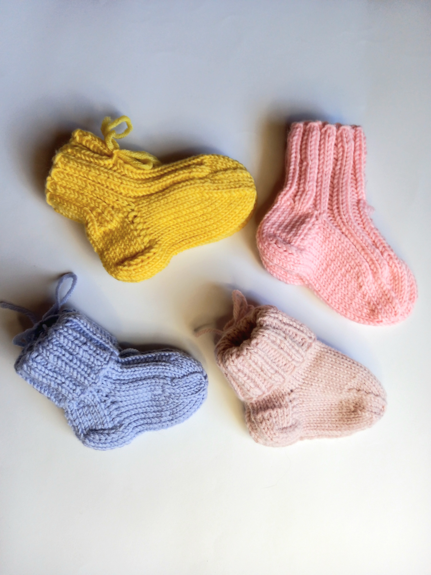Rankų darbo megztos merino vilnos kojinytės 0-3mėn