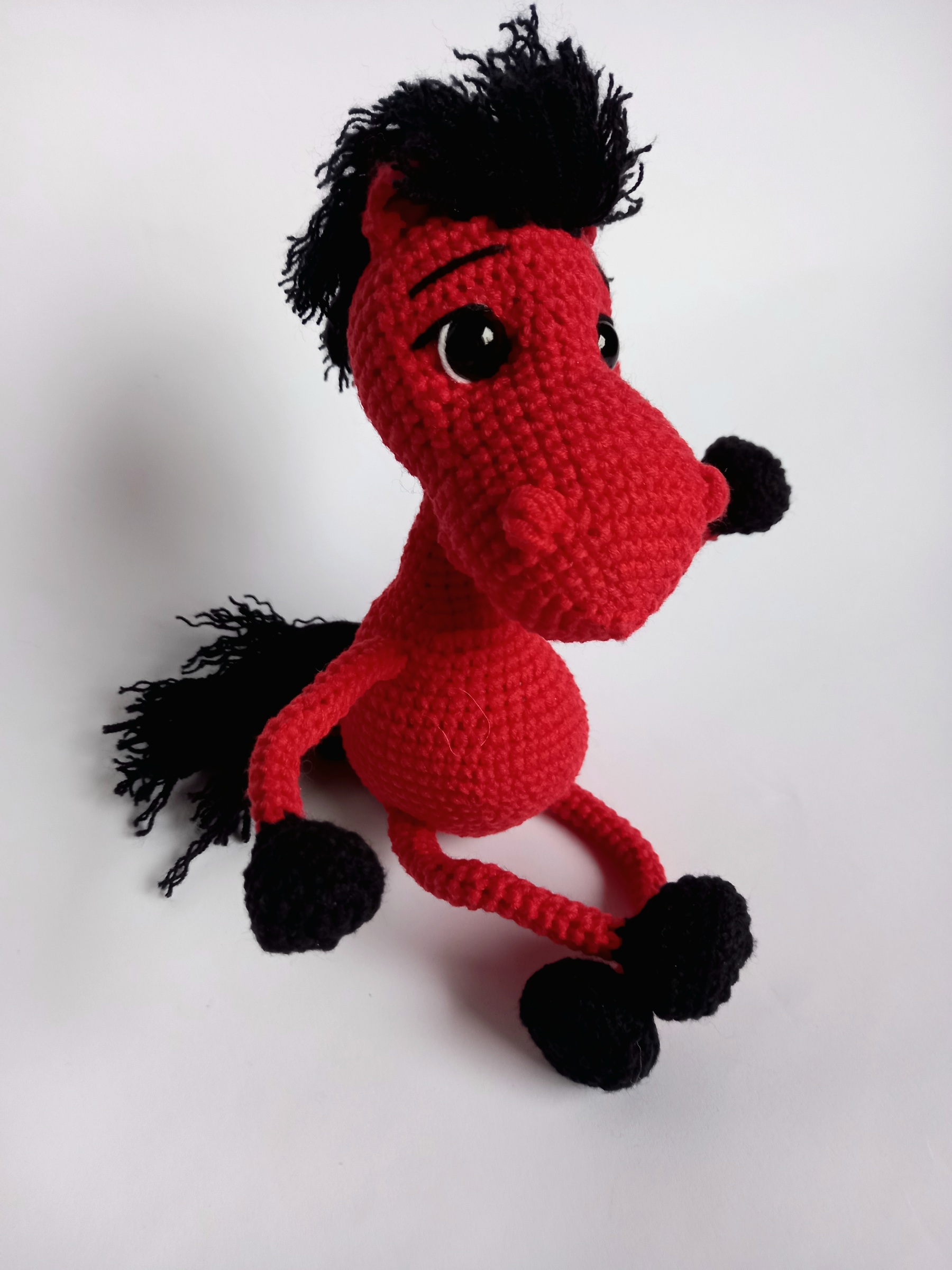 Rankų darbo nertas interjerinis žaislas Raudonas Arkliukas