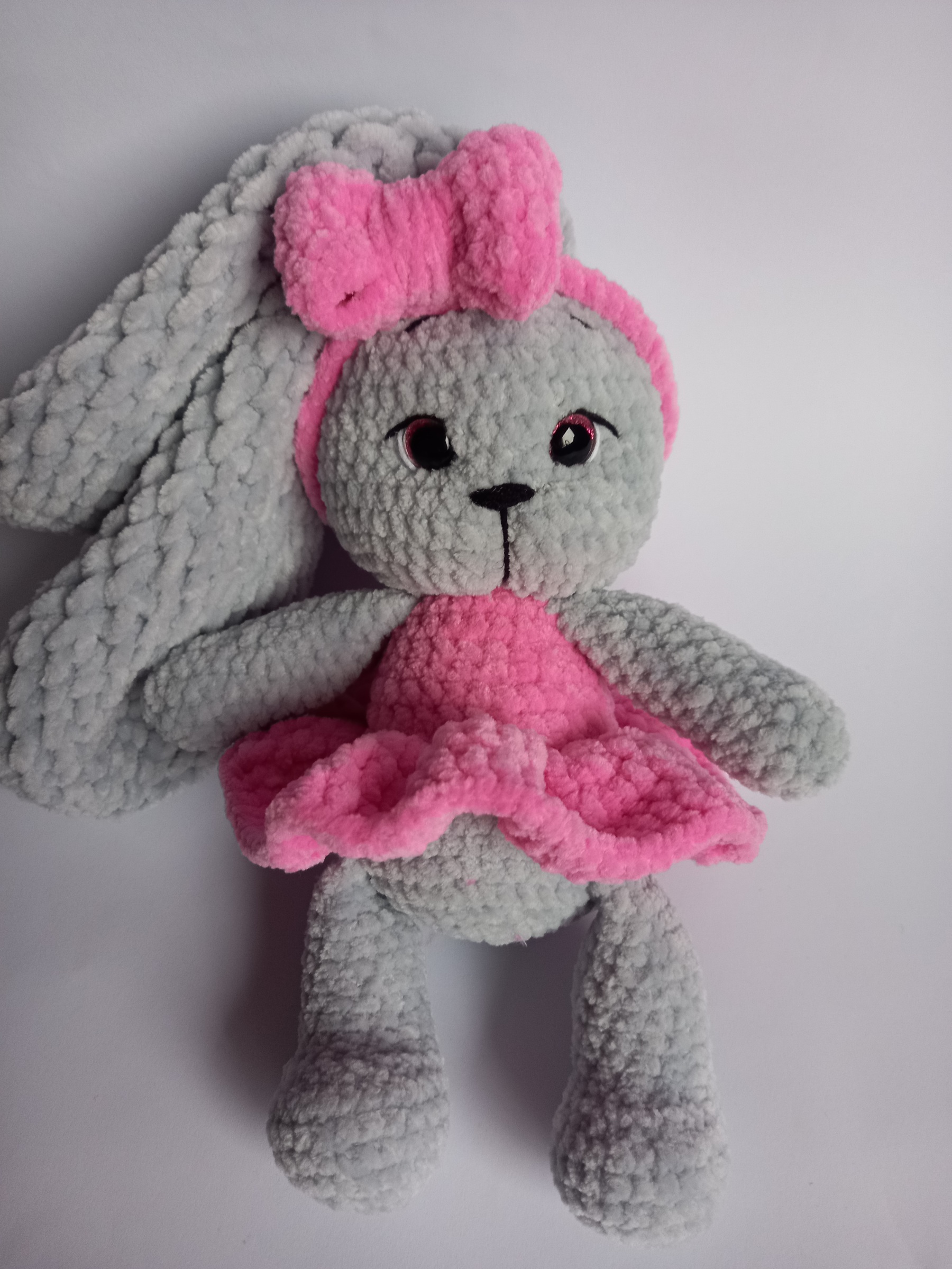 Rankų darbo nertas žaislas Mini Kiškutė su rožine suknyte