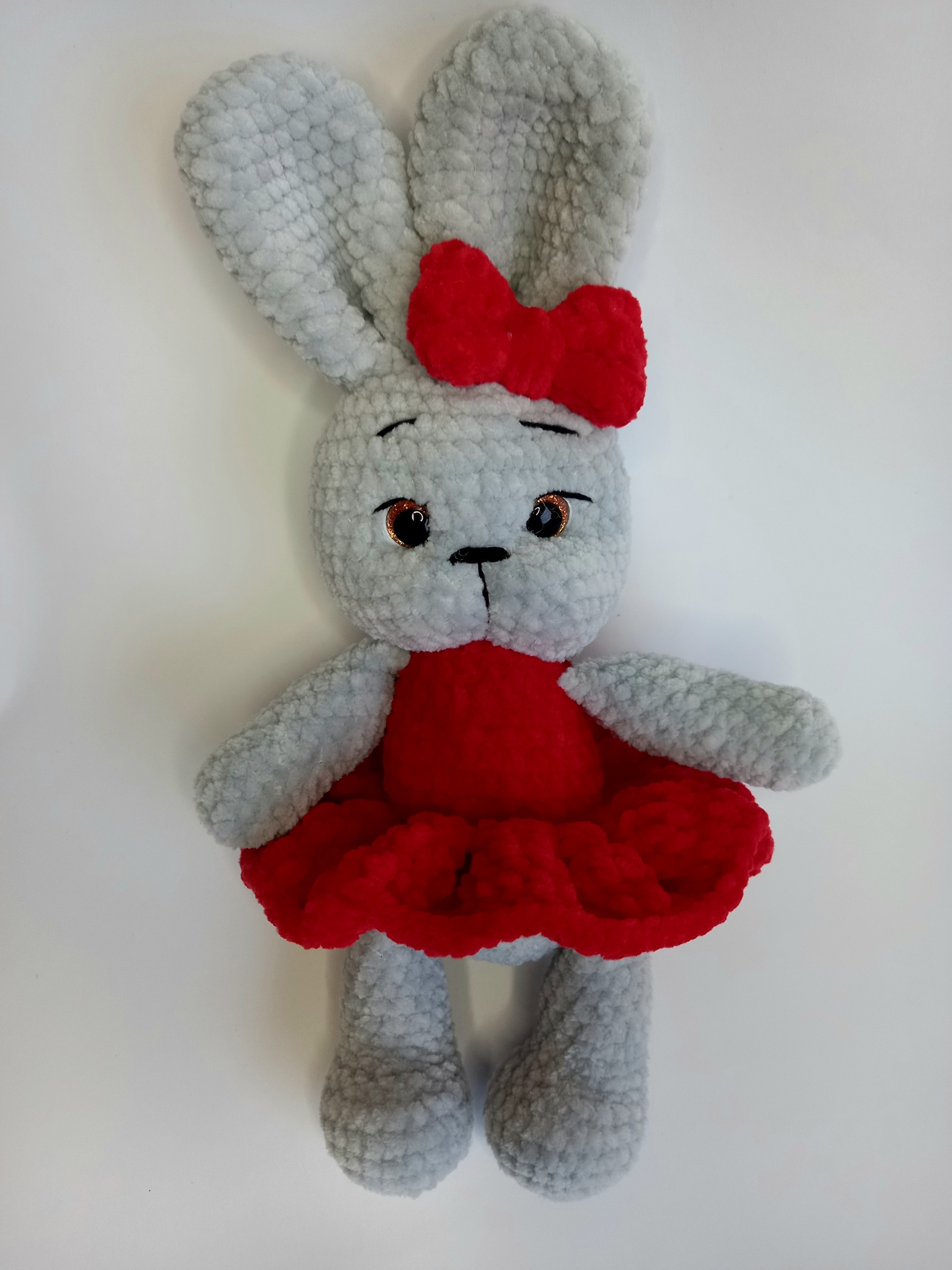 Rankų darbo nertas žaislas Mini Kiškutė Raudana suknyte