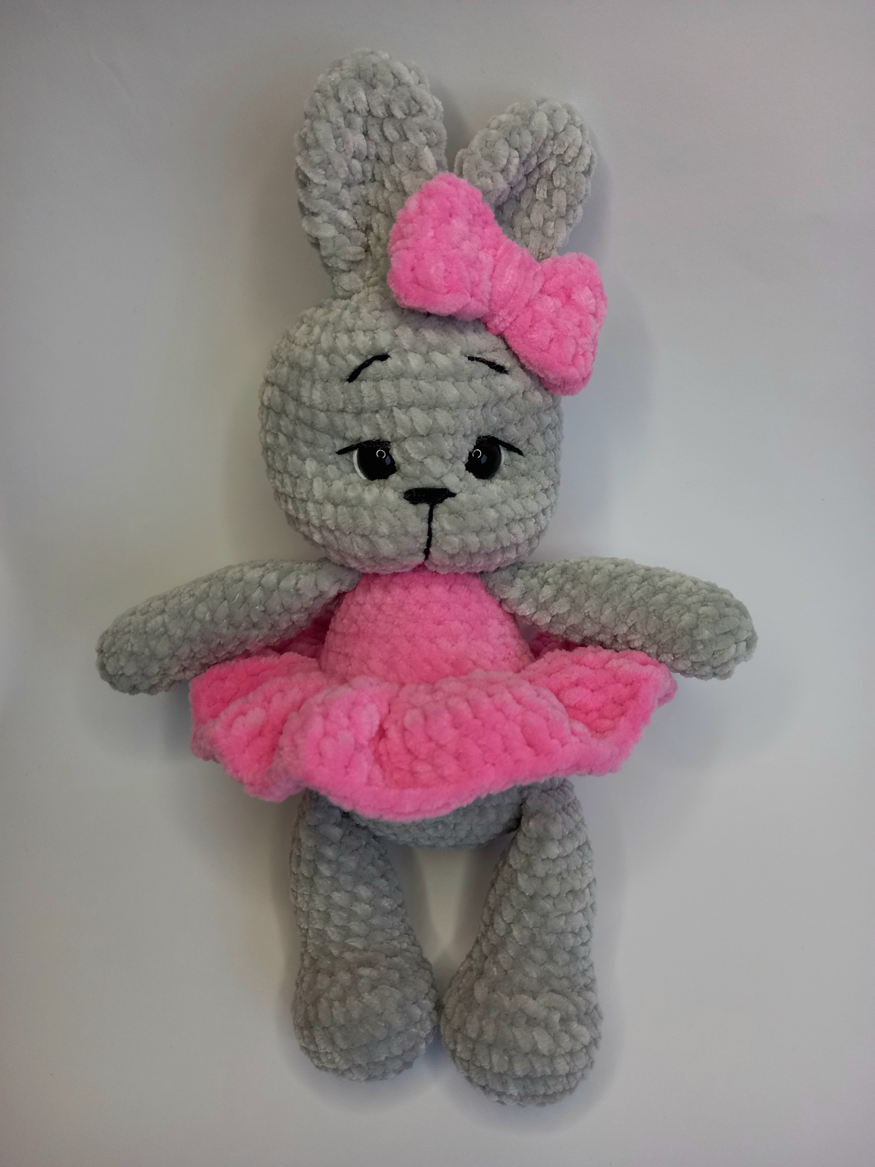 Rankų darbo nertas žaislas Mini Kiškutė trumpom ausytėm ir rožine suknyte