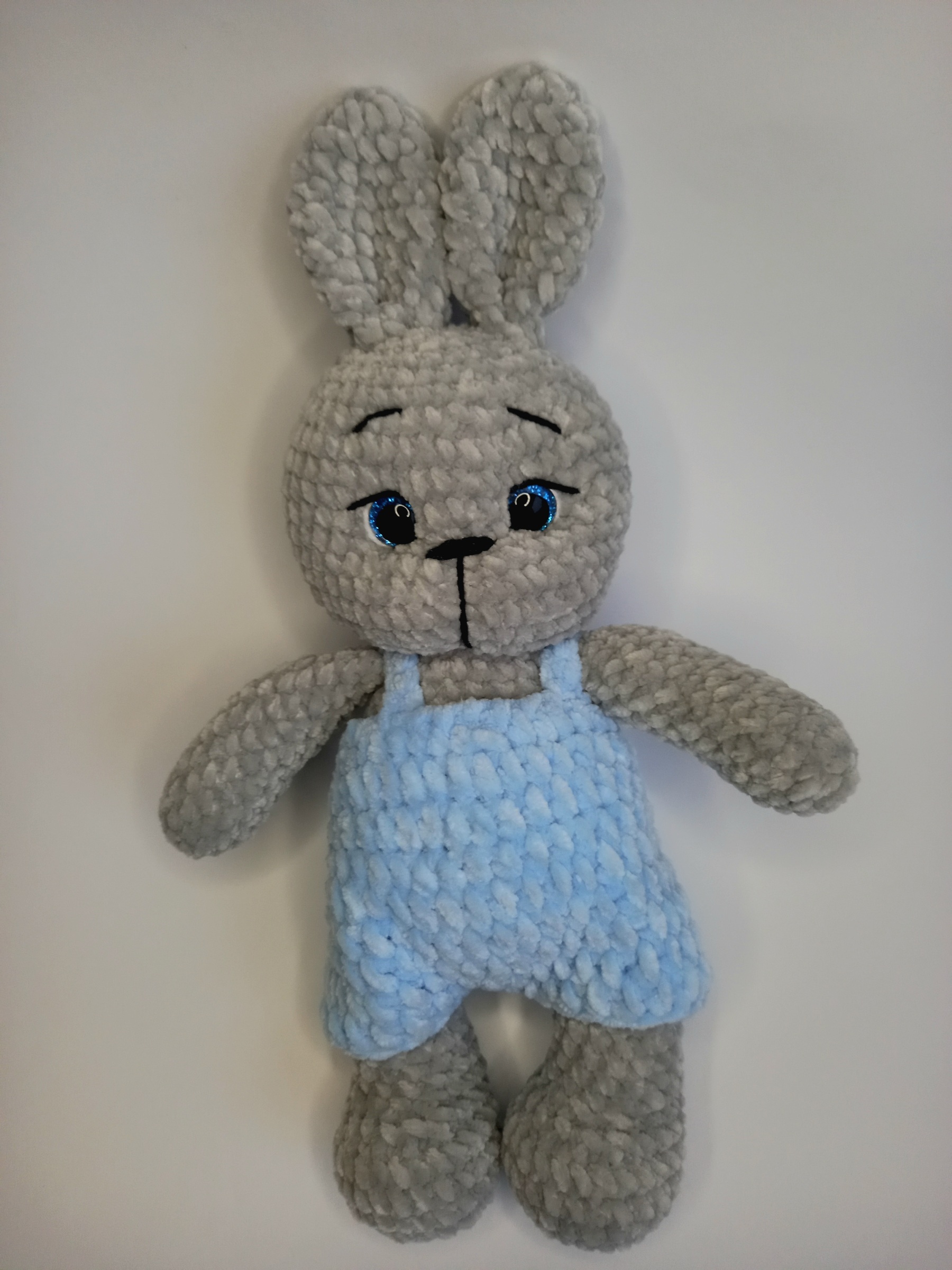 Rankų darbo nertas žaislas Mini Kiškutis Melsvom kelnytėm