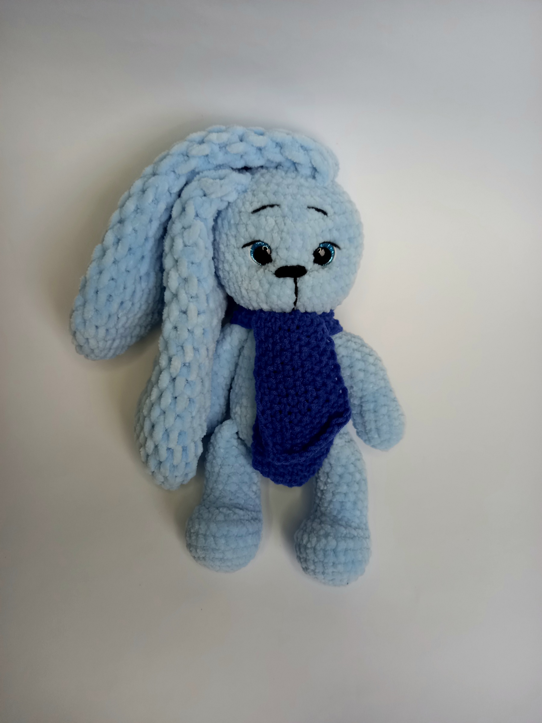 Rankų darbo nertas žaislas Mėlynas kiškutis su šalikėliu