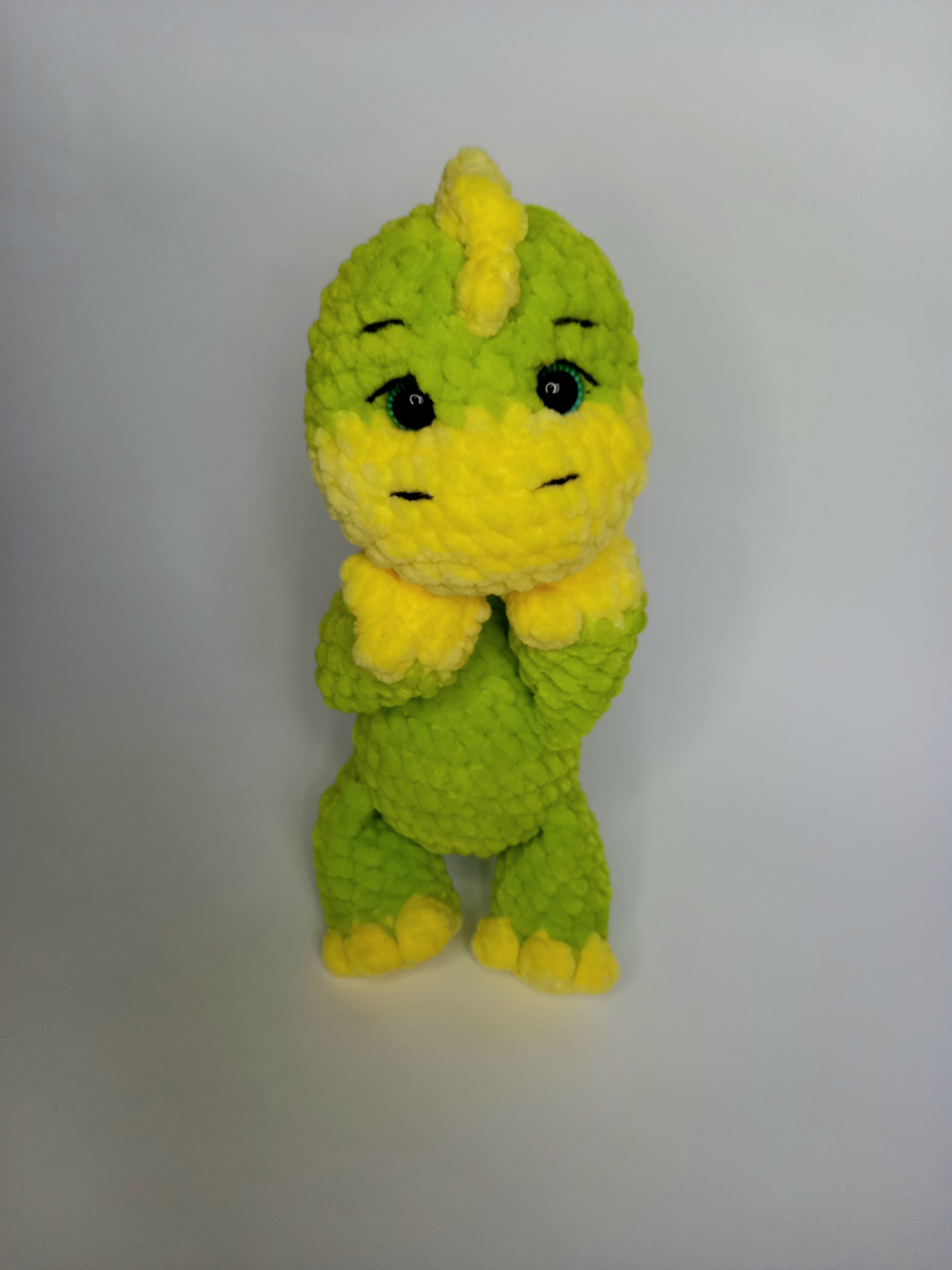 Rankų darbo nertas žaislas Mažas Žalias Dinozauriukas