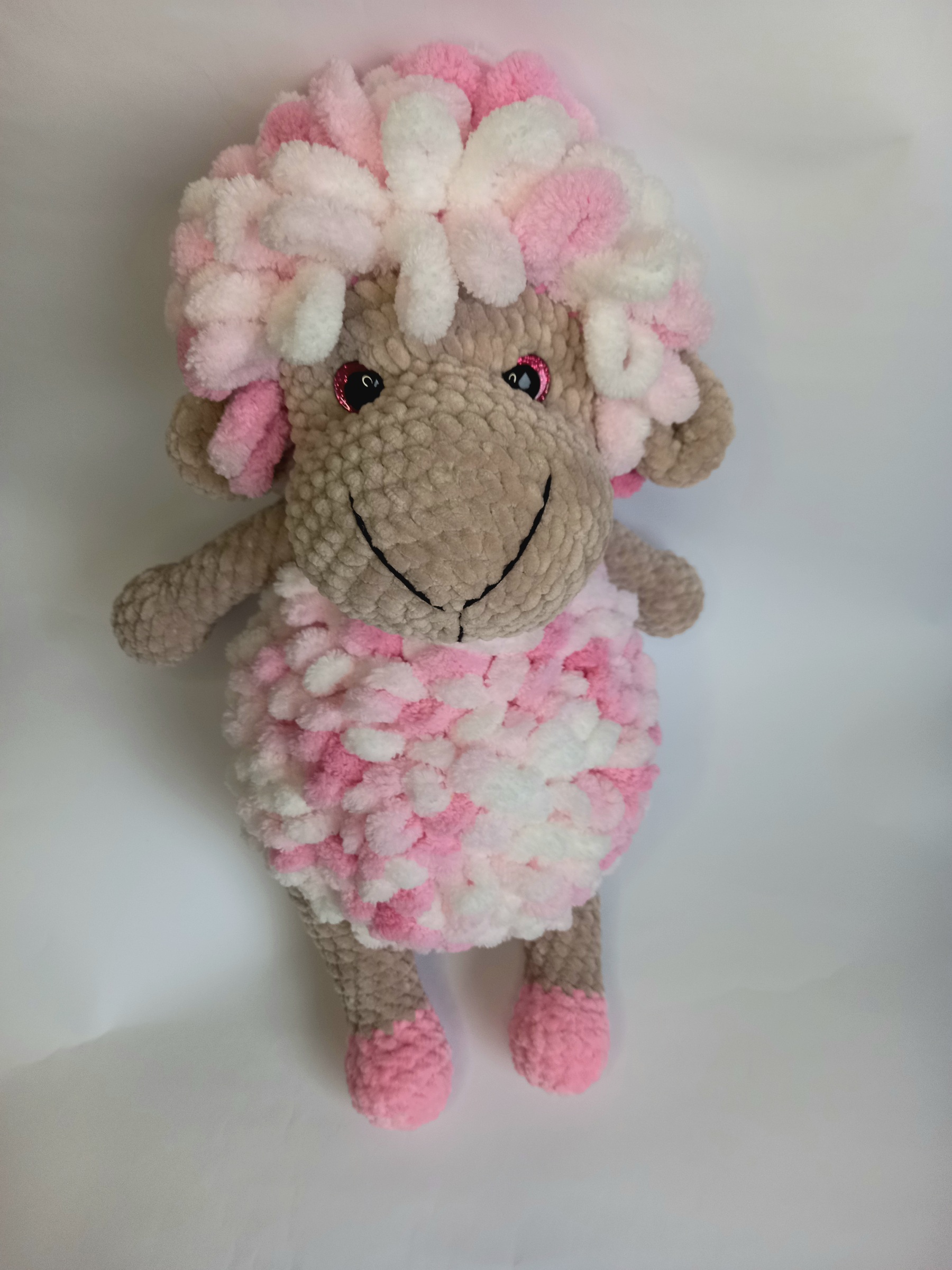 Rankų darbo nertas žaislas Vidutinė baltai rožinė puffy avytė