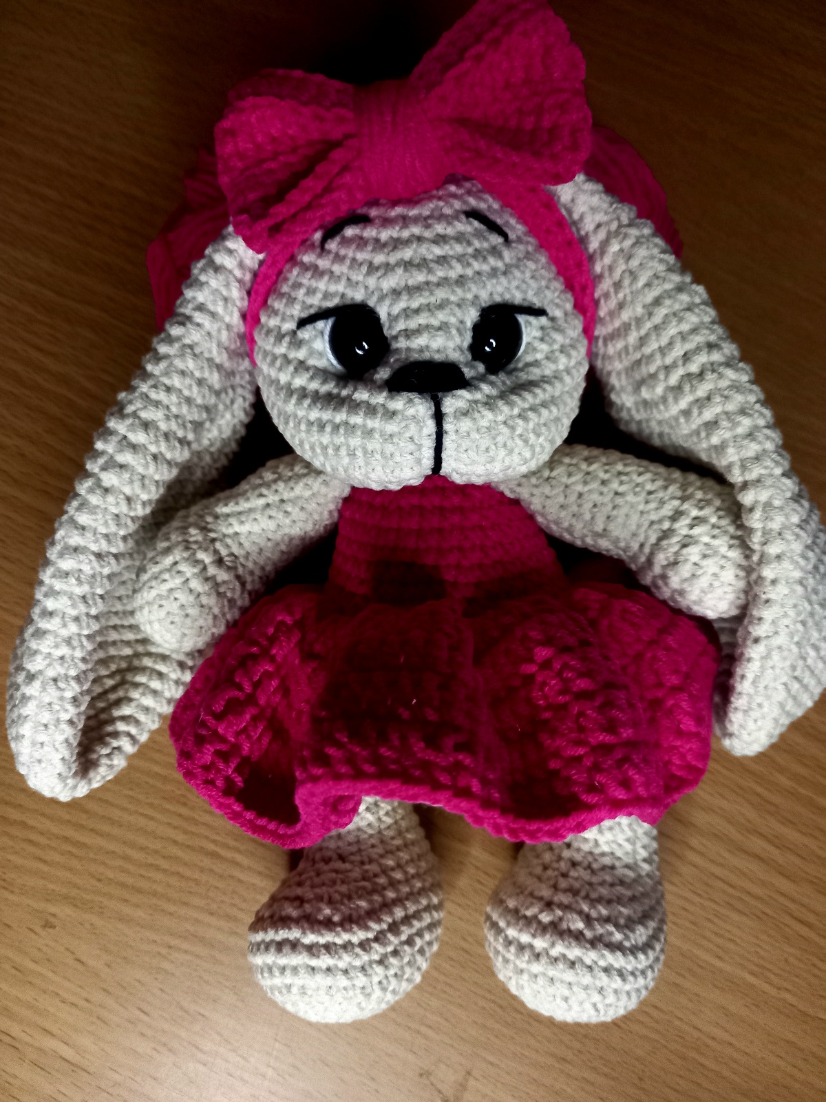 Rankų darbo nertas žaislas Medvilninė kiškutė rožine suknyte