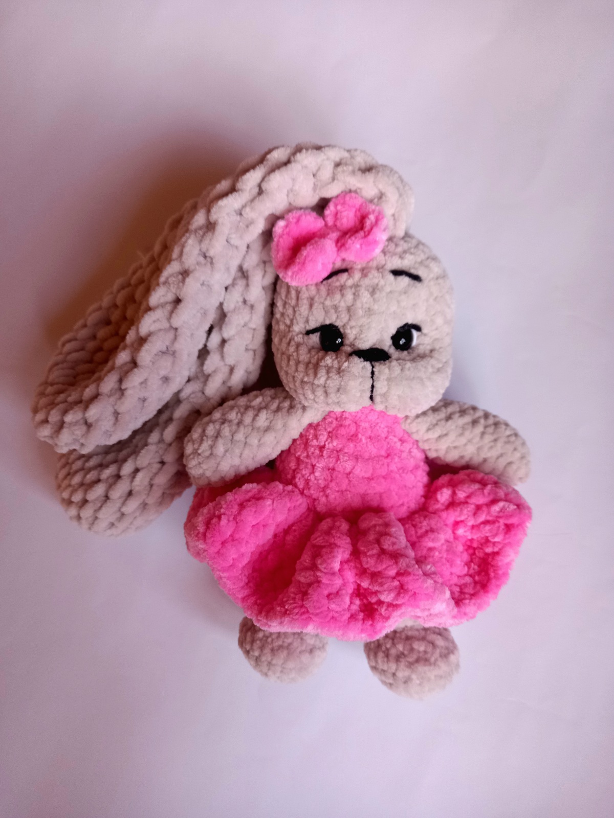 Rankų darbo nertas žaislas Kiškutė su rožine suknyte "Kruopytė"