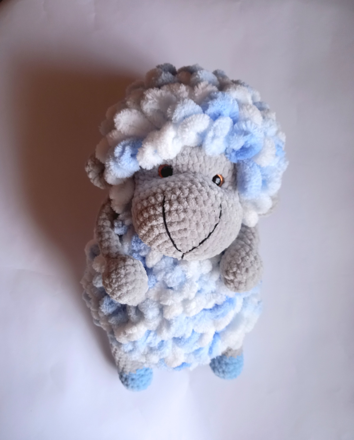 Rankų darbo nertas žaislas Melsvai Margas Aviukas