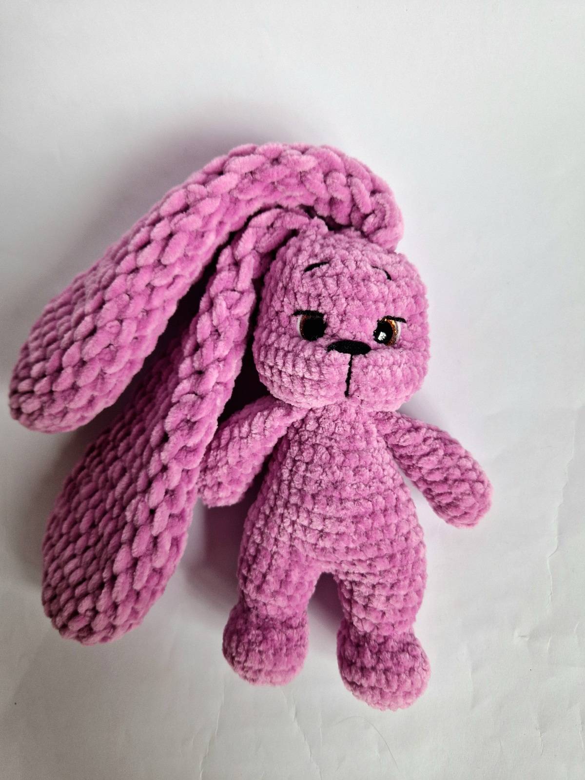 Rankų darbo nertas žaislas Violetinė Kiškutė "Kruopytė"