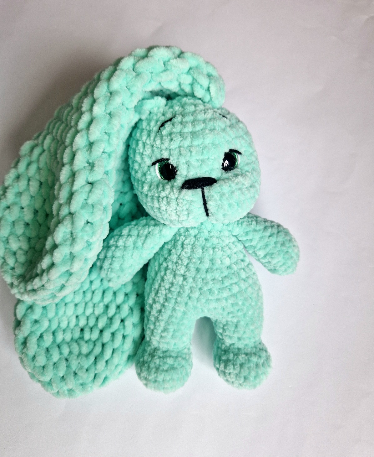 Rankų darbo nertas žaislas Mėtinė Kiškutė "Kruopytė"