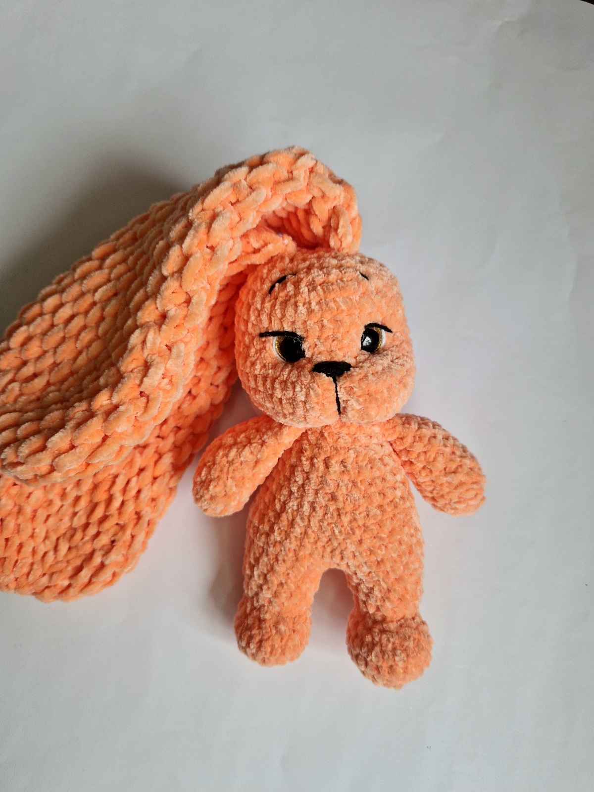 Rankų darbo nertas žaislas Persikinė Kiškutė "Kruopytė"