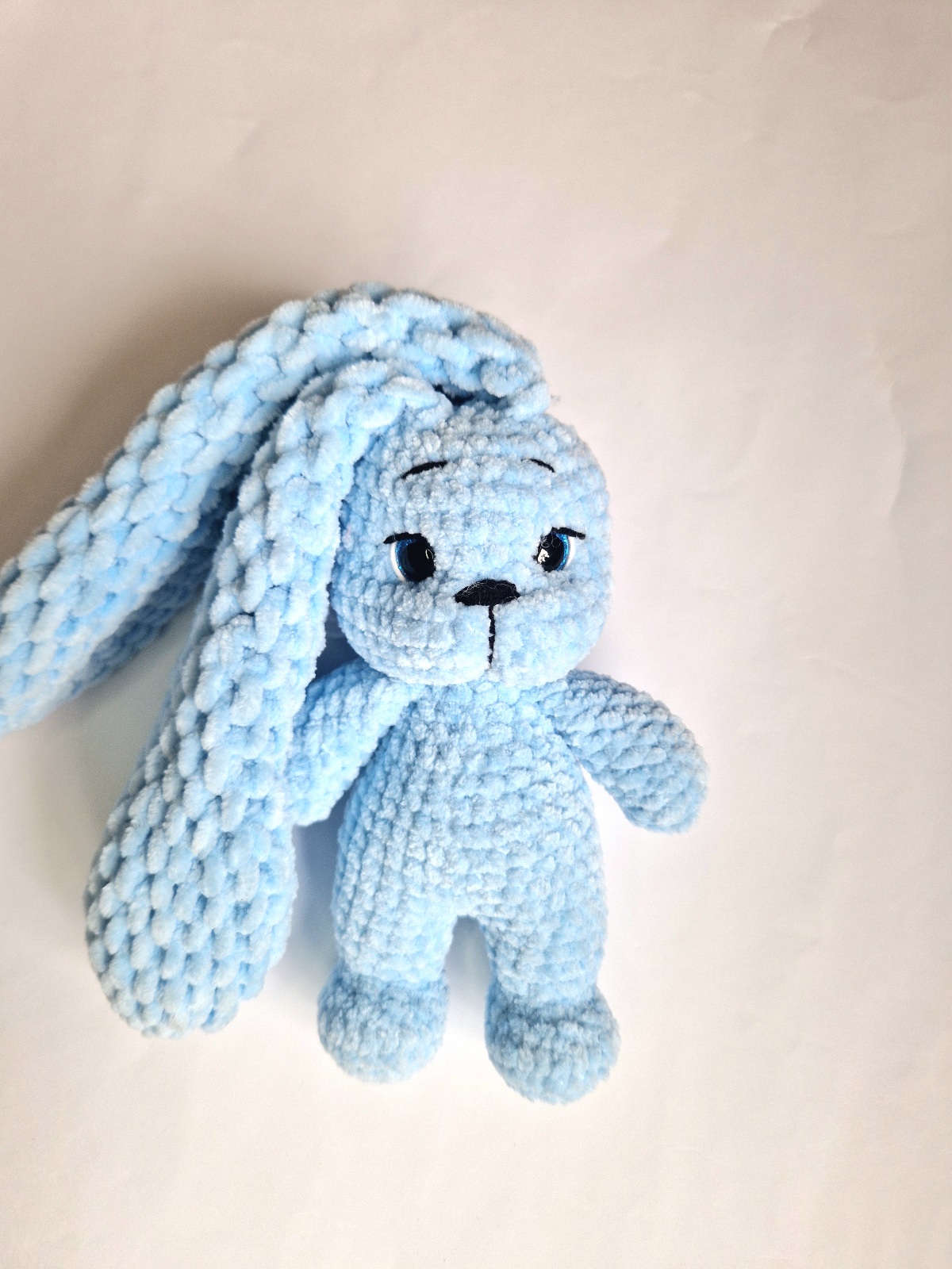 Rankų darbo nertas žaislas Melsvas Kiškutis  "Kruopiukas"