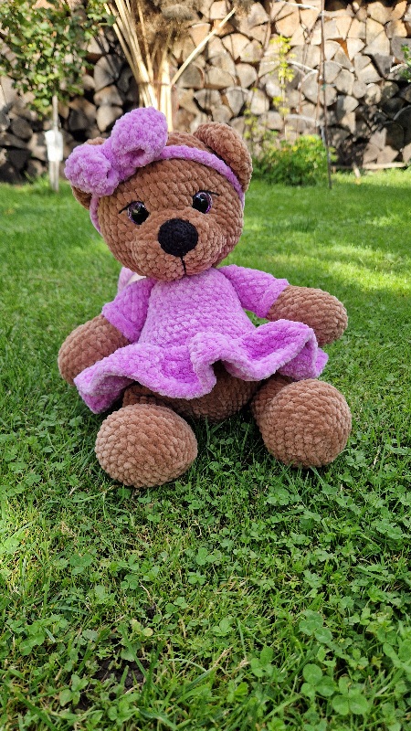 Rankų darbo nertas žaislas Meškutė violetine suknyte
